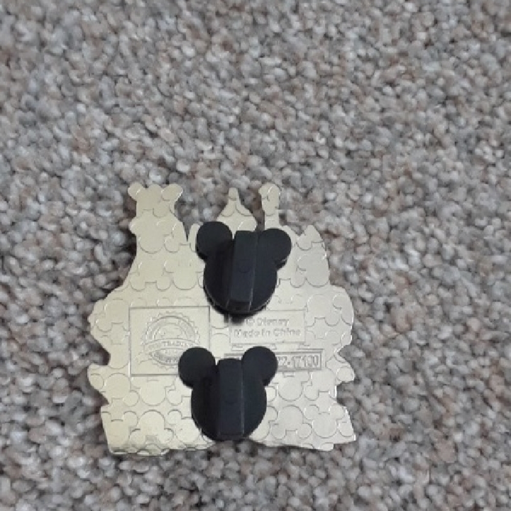 'It's a Small World' Disney Trading Pin - Picture 2 of 3